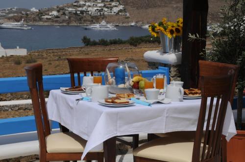 una mesa con comida y vistas al agua en Maganos Apartments, en Paraga