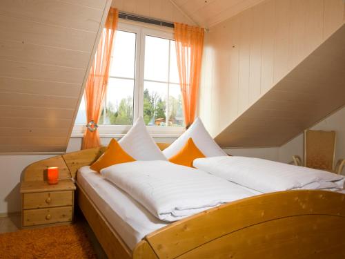 Ce lit se trouve dans un dortoir doté d'une fenêtre. dans l'établissement Fewo Gabi, à Neuschönau