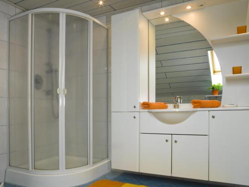La salle de bains est pourvue d'une douche et d'un lavabo. dans l'établissement Fewo Gabi, à Neuschönau