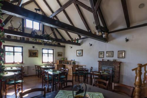 ein Restaurant mit Tischen und Stühlen in einem Zimmer in der Unterkunft Gasthof zum Slawen in Vetschau