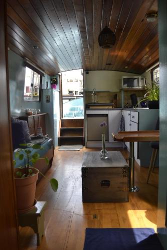 een keuken en een woonkamer van een camper bij Floating B&B Amsterdam in Amsterdam