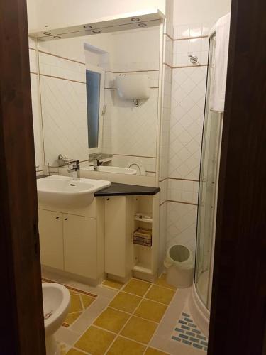 a small bathroom with a sink and a toilet at Residenza Villa Spagnola in Parghelia