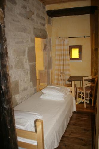 une chambre avec un lit et une table dans une pièce dans l'établissement Chambres d'Hôtes de La Vallée Du Serein, à Annay-sur-Serein