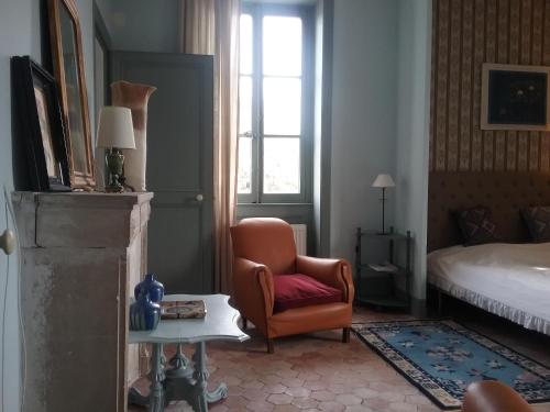 Ένα ή περισσότερα κρεβάτια σε δωμάτιο στο Château de Prety - Maison d'Hôtes