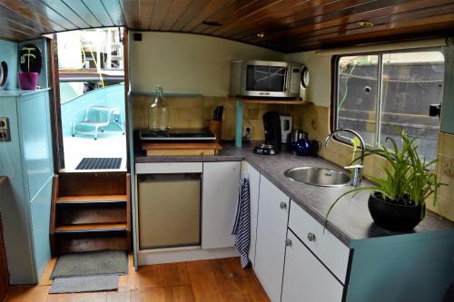 Кухня или мини-кухня в Floating B&B Amsterdam
