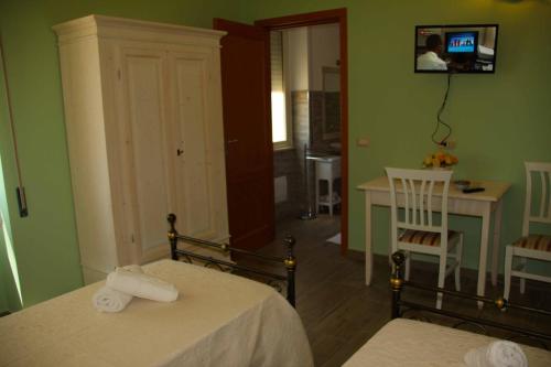 a bedroom with two beds and a table and a dining room at Antas in Padria