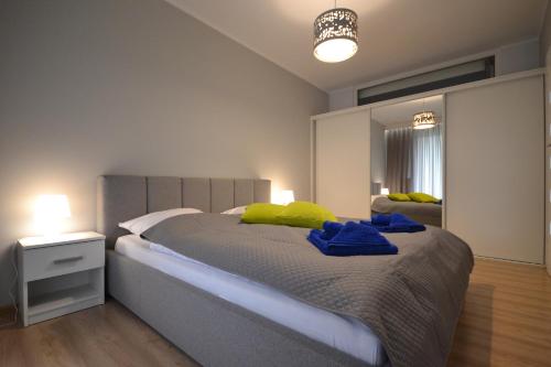 sypialnia z dużym łóżkiem z niebieskimi ręcznikami w obiekcie Grand De Luxe Solna w Kołobrzegu