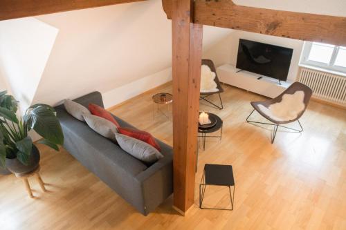 an overhead view of a living room with a couch at Airhome Zug Neugasse Stadtzentrum in Zug