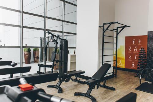 a gym with exercise equipment in a room at Intercity Curitiba Centro Cívico in Curitiba