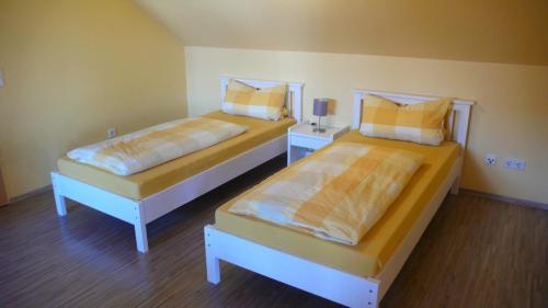 ルストにあるFerienwohnung Andreaのベッド2台(サイドサイドサイド)が備わる客室です。