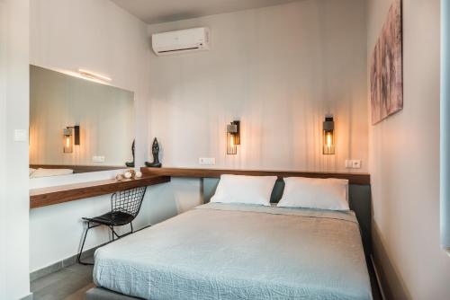 ハニア・タウンにあるCasa Giulietta Modern Luxury Maisonetteの小さなベッドルーム(ベッド1台、鏡付)