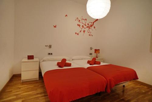 バルセロナにあるBarcelona4Seasons - Miroのベッドルーム1室(赤毛布付きの大型ベッド1台付)