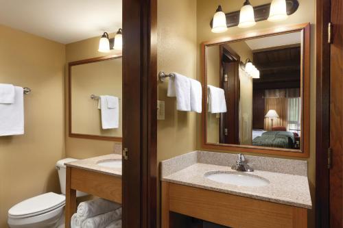 Kylpyhuone majoituspaikassa Hueston Woods Lodge and Conference Center