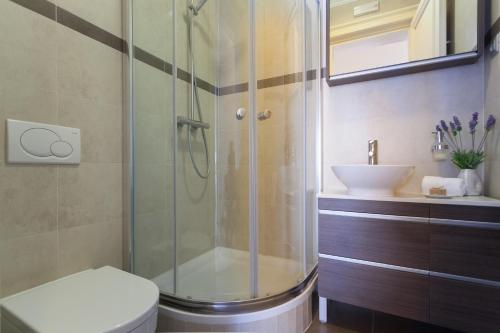 Ett badrum på Luxury Beachfront Apartment Banje