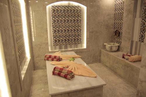 イスタンブールにあるリオス エディション ホテルのバスルーム(白い洗面台、鏡付)