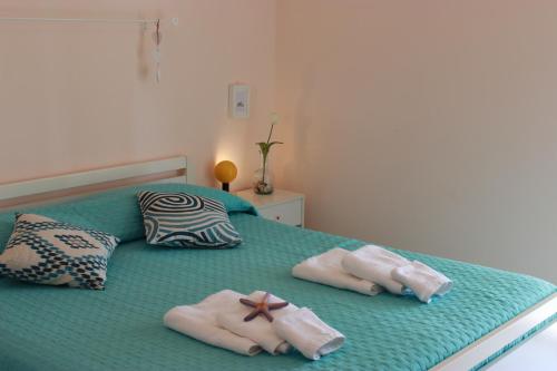 a bed with towels on it with two people on it at Holiday Home Casuzze in Marina di Ragusa