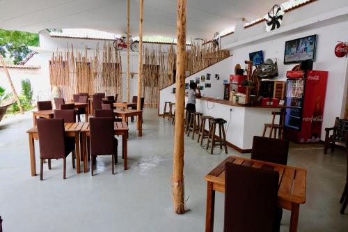 Majoituspaikan 27 Cafe Zanzibar Airport Hotel ravintola tai vastaava paikka