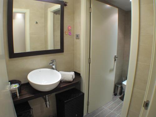バルセロナにあるBarcelona4Seasons - Muntanerのバスルーム(白い洗面台、鏡付)