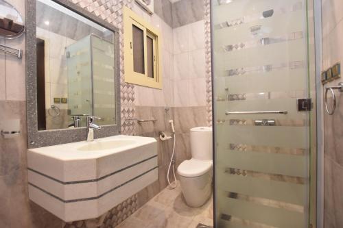 برج الفارس للاجنحة الفندقية في جدة: حمام مع حوض ومرحاض