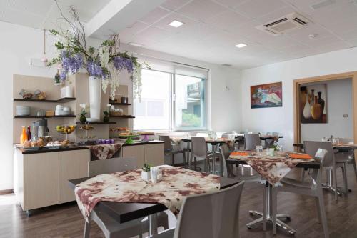 a restaurant with tables and chairs in a room at Hotel Miramare in Pineto