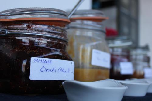 Un barattolo di miele con una targhetta sopra. di El Nispero Dulce ad Alcaucín