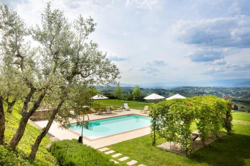 una imagen de una piscina en un patio en Tenuta Torre Rossa Farm & Apartments, en Impruneta