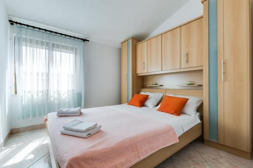 Posteľ alebo postele v izbe v ubytovaní Apartmani Prkačin