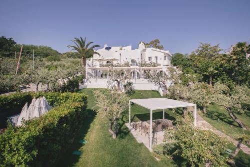 una vista aérea de una casa blanca con árboles en Villa Vignola Hotel, en Vasto
