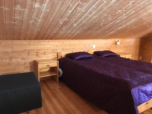 een slaapkamer met 2 bedden en een houten plafond bij Panoraama 3 in Saariselkä