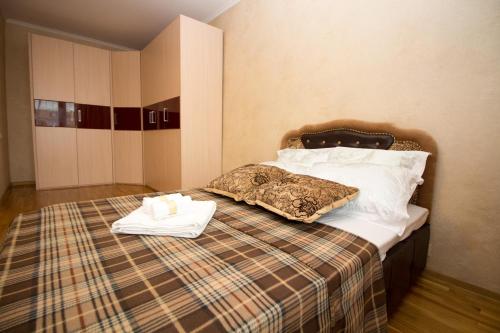 モスクワにあるApartment Bagrationovskayaのベッドルーム1室(タオル付きのベッド1台付)