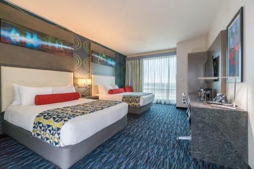 Una habitación de hotel con dos camas y un televisor. en Rhythm City Casino & Resort, en Davenport