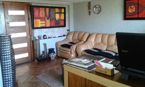 a living room with a couch and a table at Hostal Tunquelen in Valparaíso
