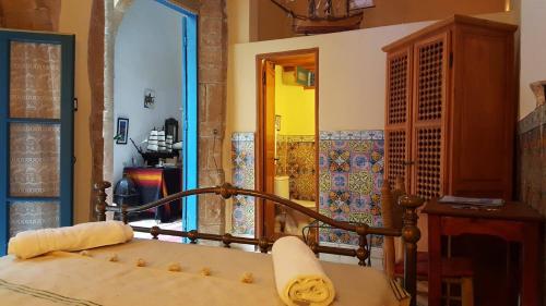 Un ou plusieurs lits dans un hébergement de l'établissement Riad Le Cheval Blanc