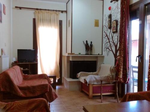 レプトカリヤにあるOlympus Aegean Houseのリビングルーム(椅子2脚、暖炉付)