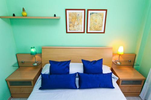 a bedroom with blue walls and a bed with blue pillows at Cabo Menor 2 Planet Costa Dorada in Salou