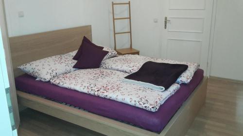 un letto con coperta e cuscini sopra di Haus Bergreich a Schönau am Königssee