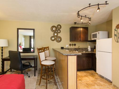 a kitchen with a table and a kitchen with a counter top at Heavenly Inn Lake Tahoe in South Lake Tahoe