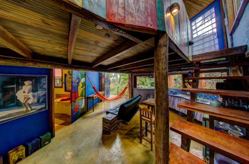 una habitación con pinturas en las paredes de una casa en Sea View Colorful House, en Ilhabela
