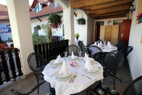 restauracja ze stołami i krzesłami z serwetkami w obiekcie Restaurant penzion u Buchlovskeho zamku w mieście Buchlovice