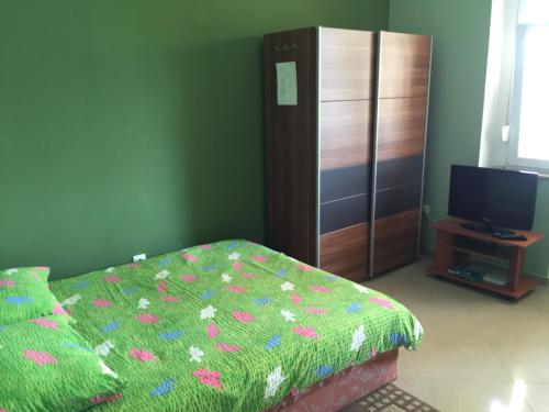 ein Schlafzimmer mit einem Bett, einer Kommode und einem TV in der Unterkunft Studio Apartment Antonija in Opatija