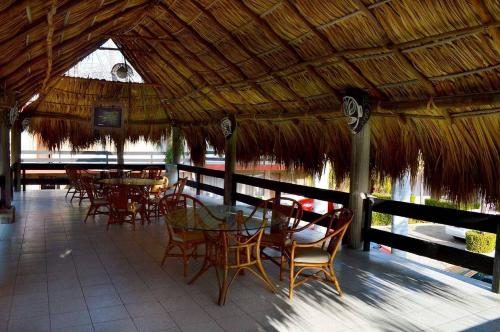 A restaurant or other place to eat at Hotel Bali-Hai Acapulco