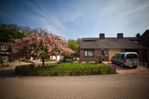 een wit busje geparkeerd voor een huis bij Rene's B&B in Kerkrade