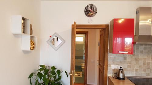 cocina con armario rojo y puerta en Mariva, en Dramalj