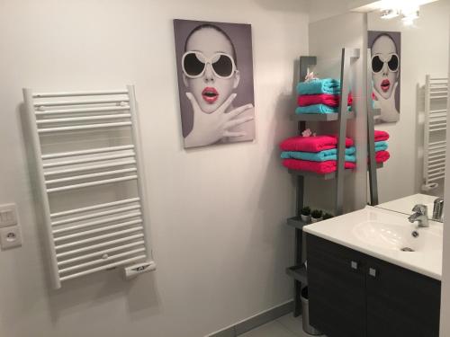 une salle de bain avec un lavabo et un miroir dans l'établissement Riviera Terrasse Nice, à Nice