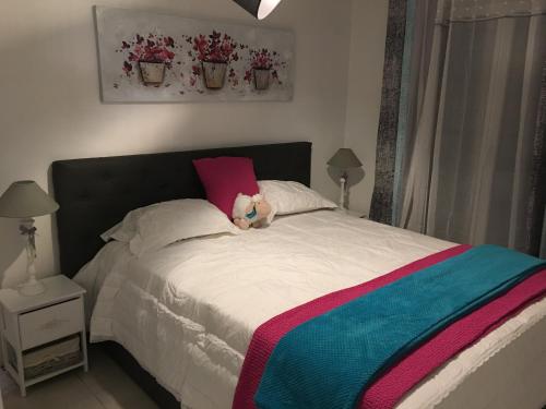 un lit avec un ours en peluche assis dessus dans l'établissement Riviera Terrasse Nice, à Nice