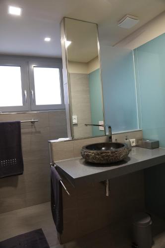 un baño con lavabo y espejo en Sandheiderhof, en Erkrath