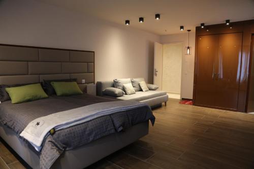 um quarto com uma cama e um sofá em Sandheiderhof em Erkrath