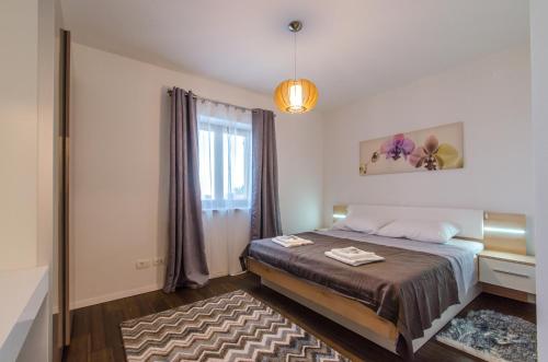 マトゥリにあるApartments Villa Sonjaのベッドと窓のある寝室