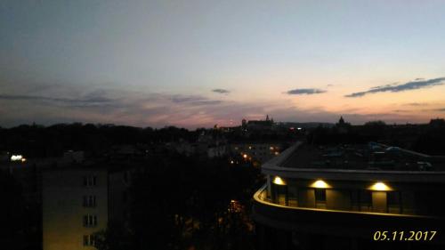 widok na miasto w nocy w obiekcie DRAGON Apartments (Helena) w Krakowie