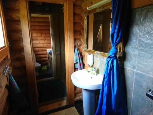 La salle de bains est pourvue d'un lavabo et d'un miroir. dans l'établissement Marknatalu Puhkemajad, à Pärnu